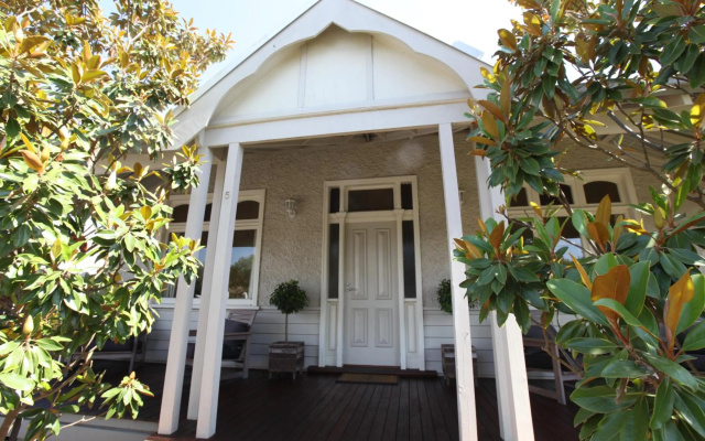 Healesville House - Magnolia House