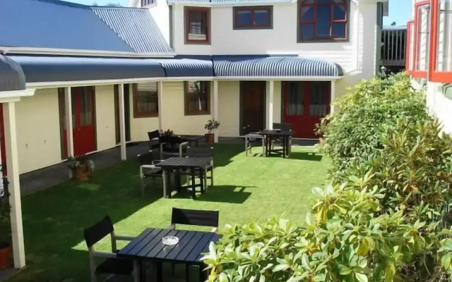 Ducks & Drakes Boutique Motel & Backpackers