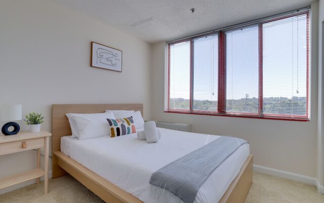 Gorgeous Apt with Rooftop City View