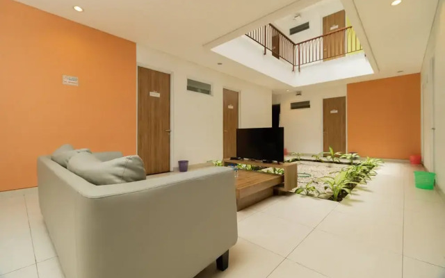 RedDoorz Syariah near Prasetya Mulya Cilandak Campus