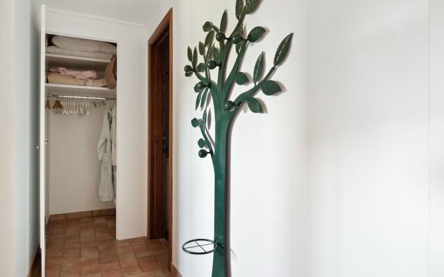 Waterfront Mansion in Rome near Lake