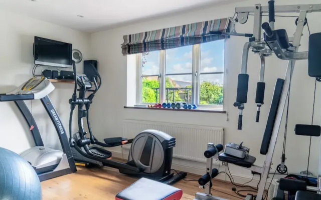 Superb 4BD Stay in Wyton and Houghton Village