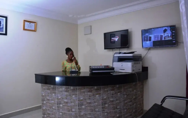 Mak-Queen Hotel