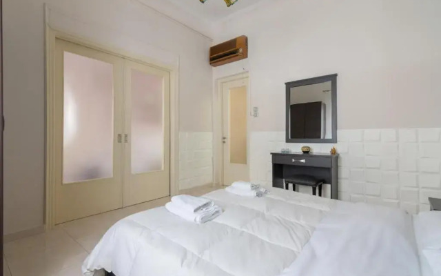 Delightful 2 bedroom flat next to Mikrolimano