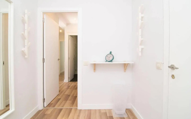 Sunny Apartment at the foot of Royal Palace by Batuecas