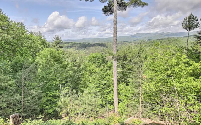 Treetop Hideout w/ Long-range Mountain Views!