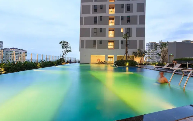 Infinity Pool Signature - Saigon Rivergate