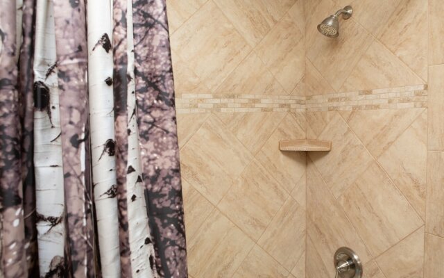 2759 Slopeside 1 Bedroom Condo by RedAwning