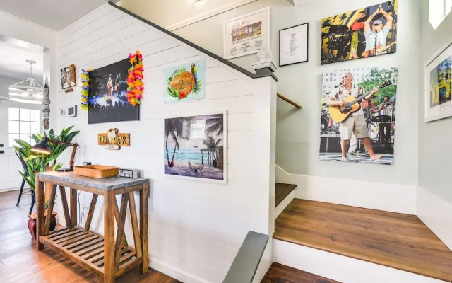 Hot Tub & Yard: Jimmy Buffet-themed Galveston Home