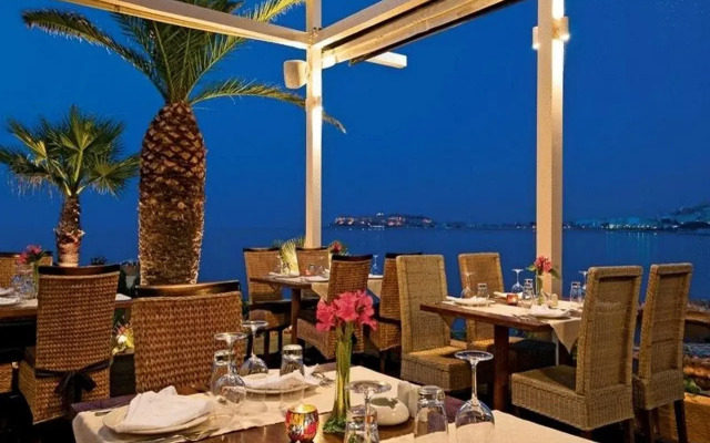 Cavo Seaside Suites