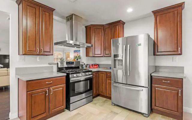 Spacious Retreat w Large Kitchen Outdoor Patio