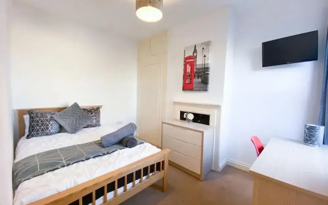 Central 4-bed House in Reading