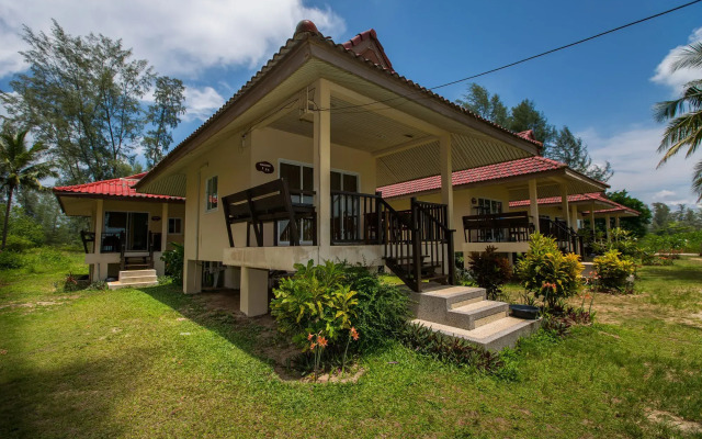 Pranee Beach Bungalows