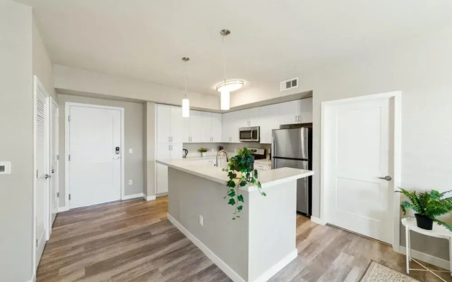 Chic Apt With Jacuzzi Pool Mountain Views