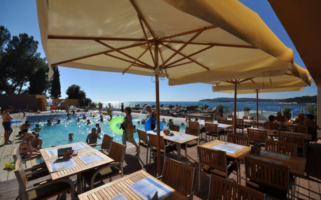 Splendid Golden Rocks Resort