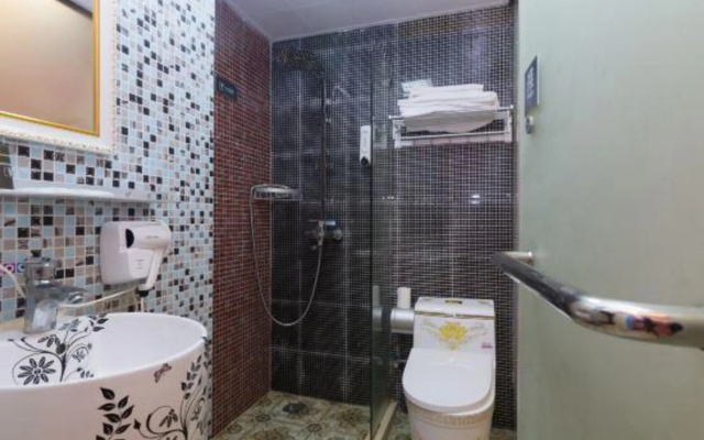 Yibai Liangpin Hotel (Baidu Bridge Shop Outside Bund, Nanjing East Road, Shanghai) – Bathroom – Shanghai