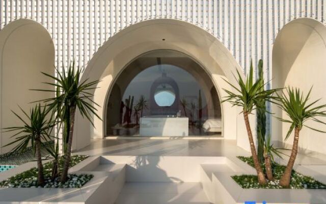 Dali First Glimpse Cloud Top Cliff Beauty Hostel