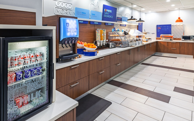 HOLIDAY INN EXP STES SPACE CTR by IHG