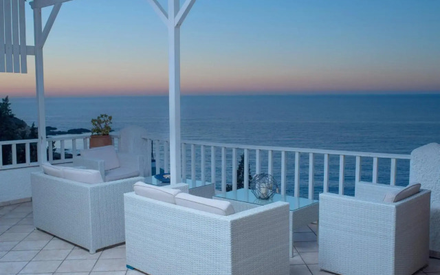 Cavos Bay Hotel and Studios