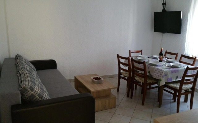 Family friendly apartments with a swimming pool Pula - 7610