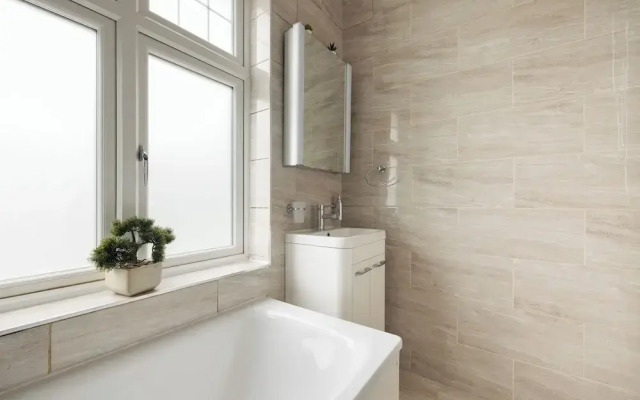 Beautiful Room in Acton