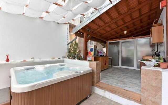 Old Town Jacuzzi Suite