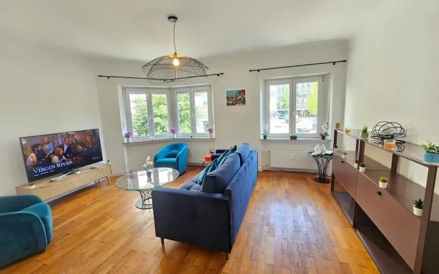 Ideal city stay 1BR near train station