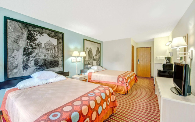 Super 8 by Wyndham San Antonio/Fiesta