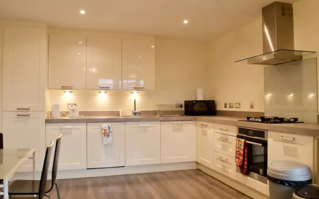 Large and Modern 2 Bed 2 Bath Edinburgh Apartment