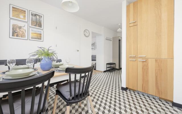 Grey Apartment Śródmieście by Renters