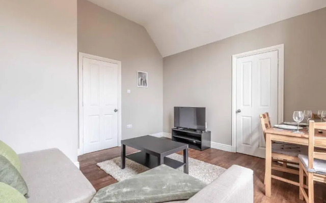 Cosy Central Windsor Apartment & Free Parking!