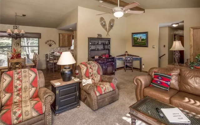 White Mountain Escape - Three Bedroom Cabin with Hot Tub