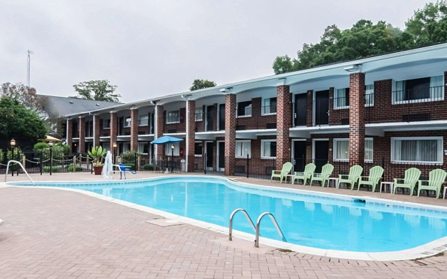 Rodeway Inn & Suites Williamsburg Central