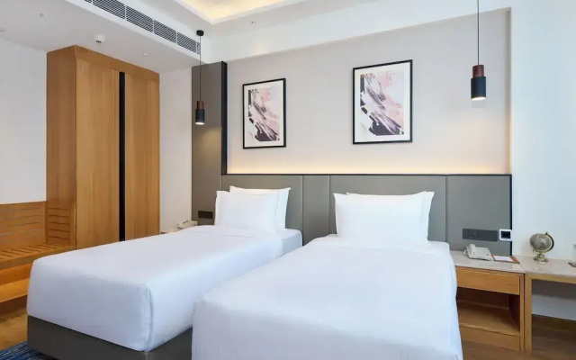 Iris Sarovar Portico