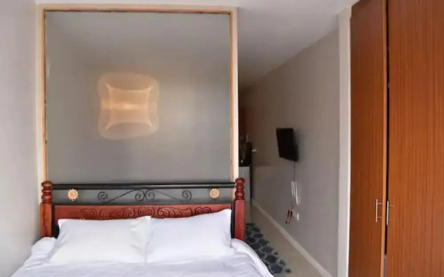 Lux Suites Coral Bells Studio Apartments