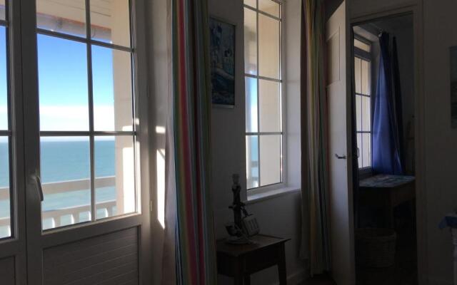 Face A La Mer , L Artiste