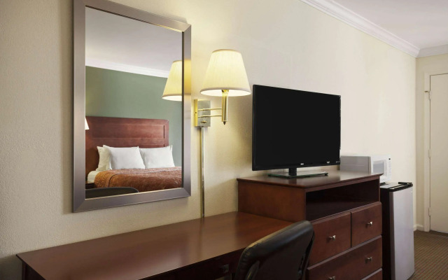 Super 8 by Wyndham Mifflinville Near Bloomsburg