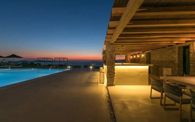 Villa With Resort Style Pool