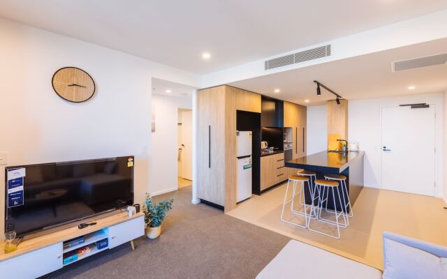 Airtrip Apartments on Deshon St