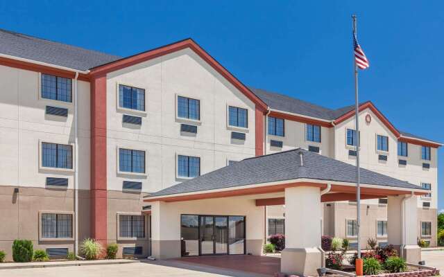 Days Inn & Suites by Wyndham McAlester