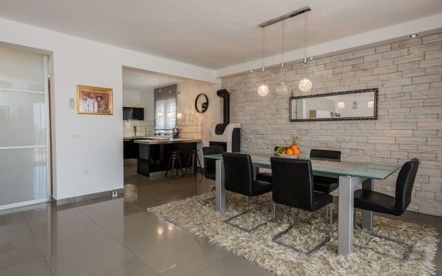 Luxury Secluded Villa w. Pool, Jacuzzi and Garden