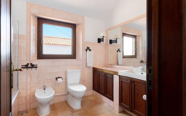 JOIVY 3-BR Cottage w/Terrace & Garden in Colares