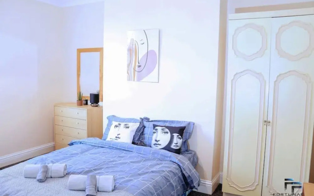 Beautiful 5-bed House Roker Beach