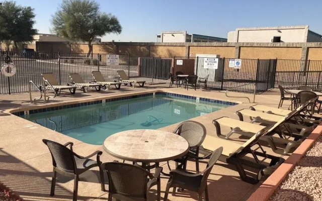Super 8 Phoenix West I-10