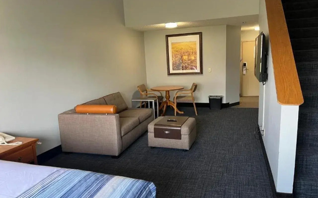 Days Inn & Suites by Wyndham Williamsburg IA North