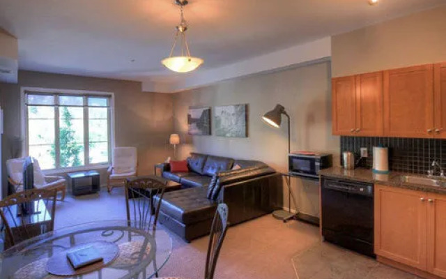 Pinnacle Pointe Resort by kelownacondorentals