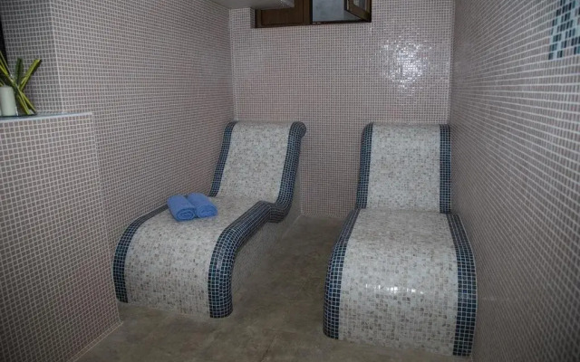 Hotel Emaly Green