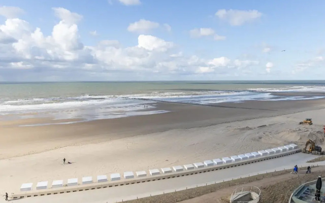 Apartment With Sun-facing Terrace