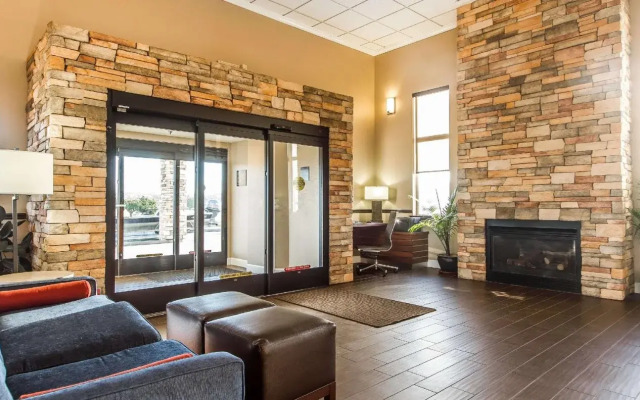 Comfort Inn & Suites Redwood Country