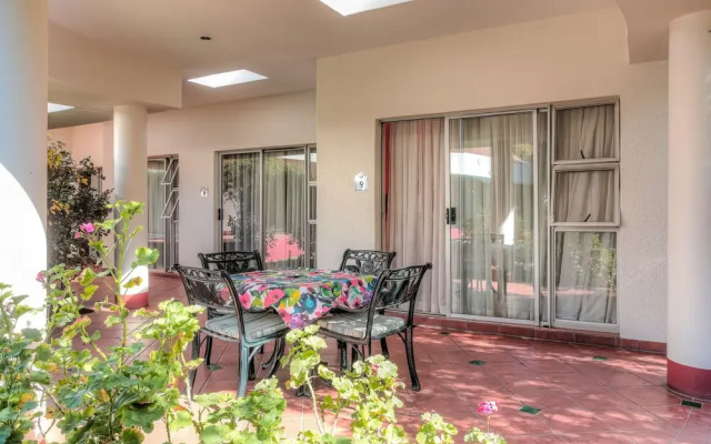 Woodmead Guest Lodge